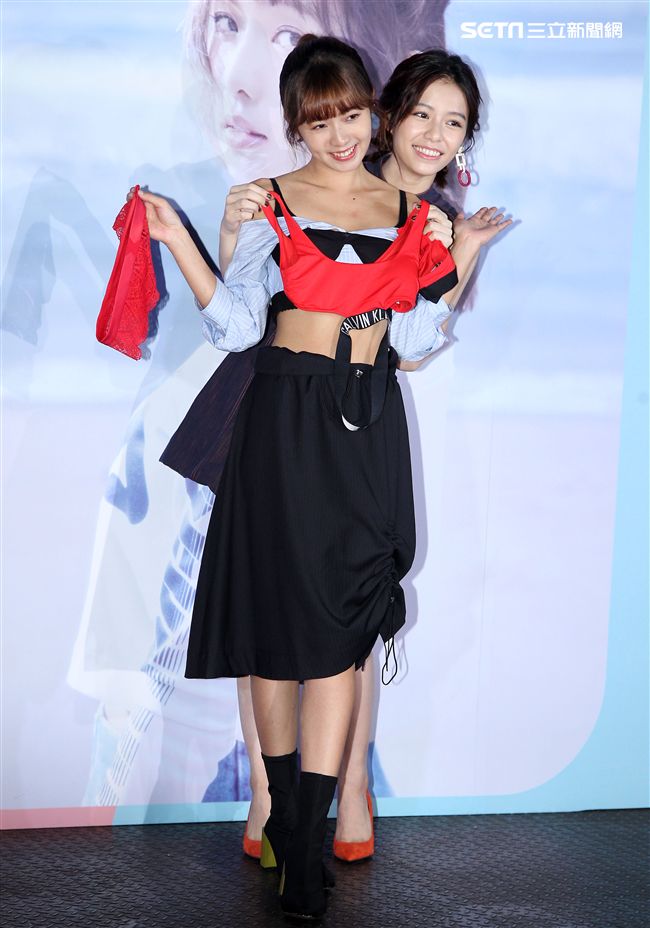 簡廷芮DEWI首張個人專輯發片好友宋芸樺送上紅色丁字內褲祝福，同時化解外界對兩人不合的傳言。（記者邱