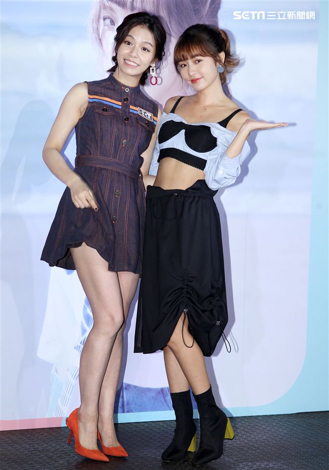 簡廷芮DEWI首張個人專輯發片好友宋芸樺送上紅色丁字內褲祝福，同時化解外界對兩人不合的傳言。（記者邱