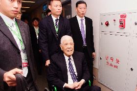 李登輝出訪沖繩　心情愉悅微笑說好（2