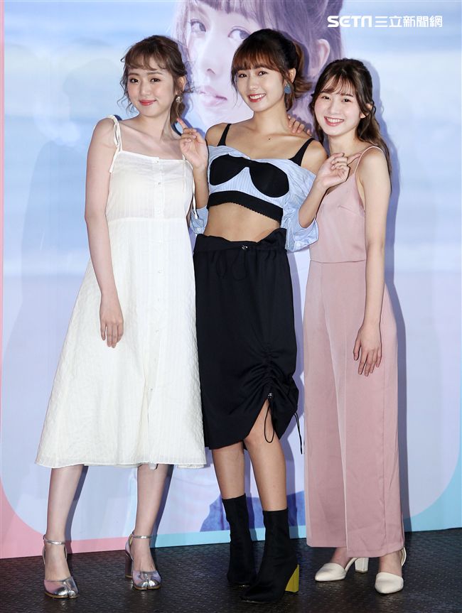 簡廷芮DEWI首張個人專輯發片，姊姊、妹妹到場加油打氣。（記者邱榮吉/攝影）