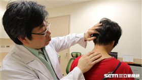 亞大醫院神經創傷科主任李建裕檢視趙阿嬤術後傷口。（圖／亞大醫院提供）