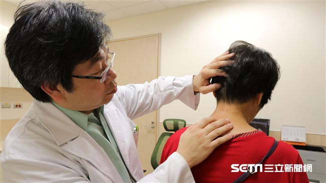 巨大腫瘤壓脊髓2年　嬤右手萎縮險癱