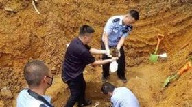 ▲當地警方搜尋李男屍骨（圖／翻攝自成都商報　微博）