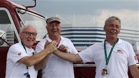 史都德（中）與2位老友。（圖／路透／達志影像）