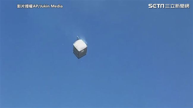 流動廁所飛上天　網友：天降黃金雨