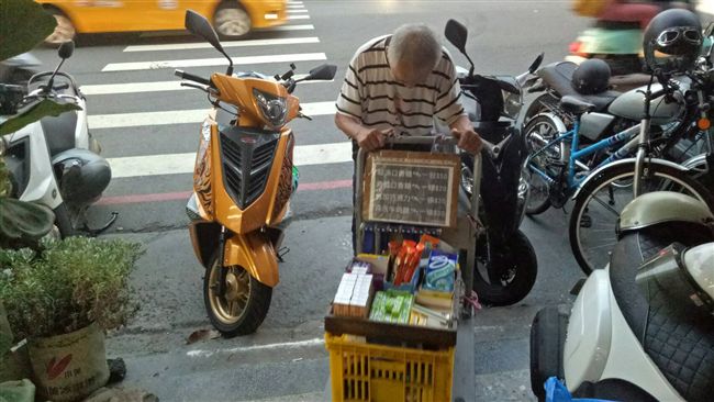 把補助留給需要的人　老翁賣糖果維生