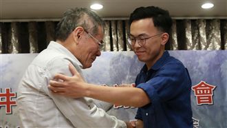 日男命喪花蓮　爸跨海淚緊擁台灣恩人