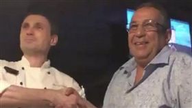 美國,父親,摩洛哥總理,假扮,俄羅斯,餐廳,訂位,廚師,簽名,合照（圖／翻攝自Ihab.'s Twitter）