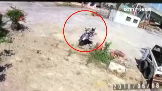 汽車鋁圈遭竊　男自嘲烤肉架不見了