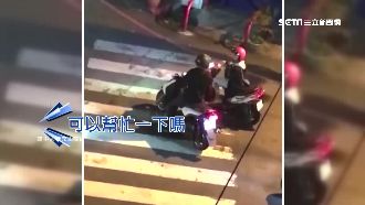 誆稱：機車沒油　騎士逆向攔車狂討錢