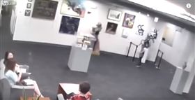 ▲男童摔壞藝術品（圖／翻攝自News Leak YOutube）