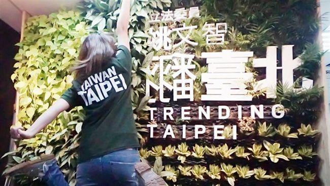 獨／嗆柯？姚文智新戰袍　螢光變墨綠