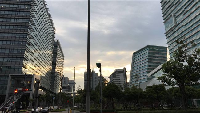 南港街景今非昔比　他問卦在地人訕笑