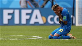 球星內馬爾（Neymar Jr）進球，比賽結束後跪地痛哭。（圖／路透社／達志影像）
