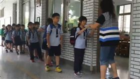 爆廢公社,臉書,老師,互動,學生,小學生,同學,跳舞,
https://www.facebook.com/ericchang1953/videos/1581553718639503/UzpfSTk1NTc1NDU3NDQ3NDQ4NjoyMjMzMTI2OTUzNDAzOTAy/