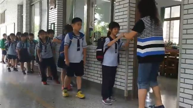 下課前和學生做這件事　老師被網讚翻