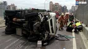 台64快速道路,貨車,翻覆,交通,事故,堵塞（圖／翻攝畫面）