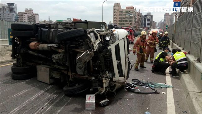 台64快速道路貨車翻覆　2人受傷