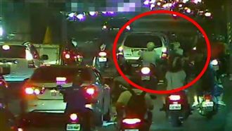 畫面曝光！男拉K開車恍神　直撞機車