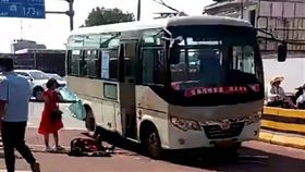 隨機殺人血染公車！男失控狂砍8人重傷　母子倒臥血泊
圖翻攝自華商報