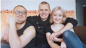德國一名22歲女子芬可（Natalie Fink）分別和2名男子蓋瑞斯（Yannick Gwarys）、佛萊姆（Michael Flamm）交往，3人天天沉浸在3P世界。特別的是，蓋瑞斯和佛萊姆不會互相嫉妒、抱怨，還打算與芬可結婚生子，即便小孩不是他的親生兒子！（圖／翻攝自太陽報）