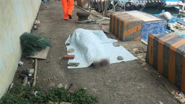 竹圍漁港驚見人體！打撈上岸明顯死亡