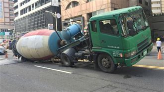 沒雨路竟塌？水泥預拌車突掉坑洞！