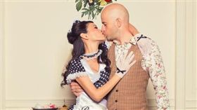 吳鳳與老婆Rynne（陳錦玉）。（翻攝臉書）