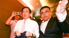 管中閔出席台大財金系畢業典禮（1）台大校長當選人管中閔（前左）10日出席台大財務金融學系暨研究所畢業典禮。中央社記者謝佳璋攝　107年6月10日