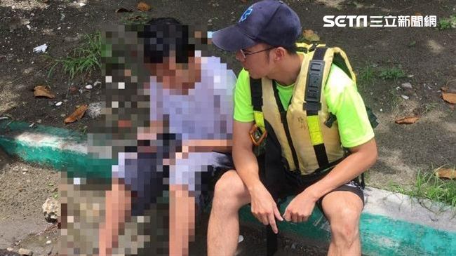 少年疑輕生險滅頂　消防員急抓救回