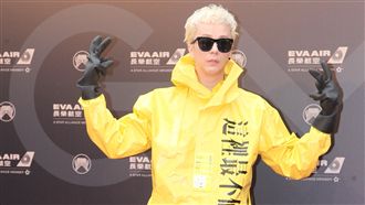 廖人帥拚創意！紅毯戰服自爆滿衛生棉