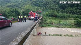 三峽大豹溪溪水暴漲,遊客受困／翻攝畫面
