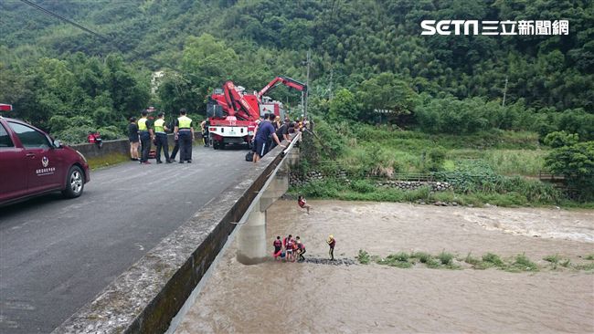 三峽大豹溪溪水暴漲　7遊客受困沙洲
