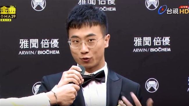 搶嘉賓麥克風　Dennis遭網砲轟
