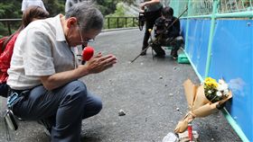 日騎士命喪花蓮　父造訪現場致祭（1）日籍單車騎士白井寬之去年在花蓮太魯閣遭落石擊中不幸辭世，他的父親白井良一（前左）23日下午帶著鮮花到事故現場致祭。中央社記者李先鳳攝　107年6月23日