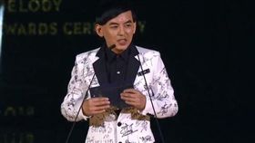 第29屆金曲獎，黃子佼第一位頒獎人。(翻攝YouTube)