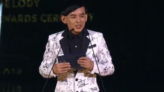 黃子佼穿舊西裝上台　樂秀五月天香蕉