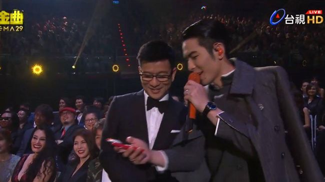 老蕭亮算盤主持超乾　網酸：廢到笑！