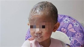 一名女網友日前讓女兒喝香蕉豆漿，沒想到她離開3分鐘，女兒喝到全身都是，彷彿被被黏液沾滿，就連爸爸也笑虧「好像被異形吃掉從肚子救出來！」其他網友看到後紛紛直喊「超可愛」，甚至還有網友搞笑地說「好像被老爸X的滿臉，哈哈」。（圖／翻攝自爆廢公社）