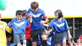▲木蘭聯賽邀罕見疾病病童進場、開球。（圖／足協提供）