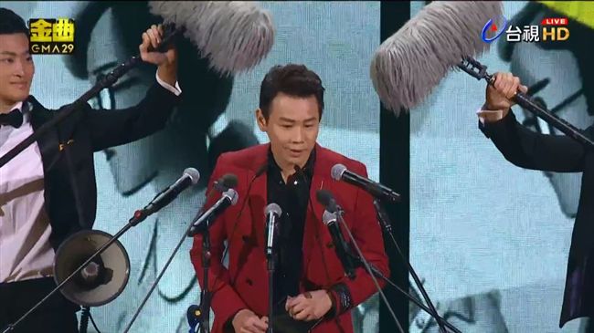 害怕再消音！陶喆自備11支麥頒獎