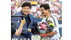 ▲LG雙子39歲強打朴龍澤（右）打破紀錄，接受梁埈赫獻花。（圖／截自韓國媒體）