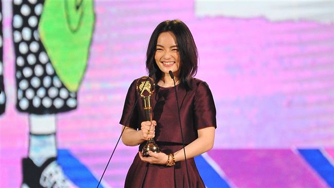 徐佳瑩首封后　霸氣吻男友惹哭準婆婆