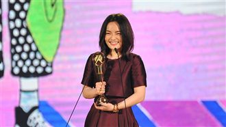 徐佳瑩首封后　霸氣吻男友惹哭準婆婆