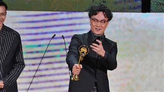 陳奕迅奪第3座歌王獎座　笑虧硬了…
