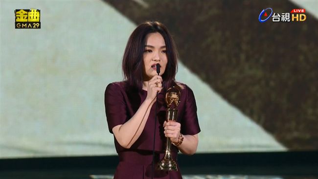 徐佳瑩拿最大獎！「嘴對嘴」狂吻阿妹