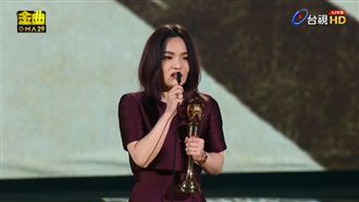 徐佳瑩拿最大獎！「嘴對嘴」狂吻阿妹