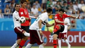 孫興愍（右）傷停補時階段攻破墨西哥球門。（圖／美聯社／達志影像）