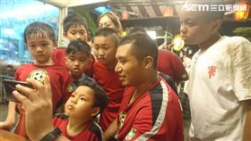 ▲墨西哥教練Rm Albert與學童一起看比賽。（圖／Rm Albert提供）