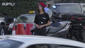 遊客,短褲,女警,交通,警察,市長,市政,黎巴嫩,Broummana,Pierre Achkar,正妹　圖／翻攝自YouTube https://goo.gl/fsUYwL